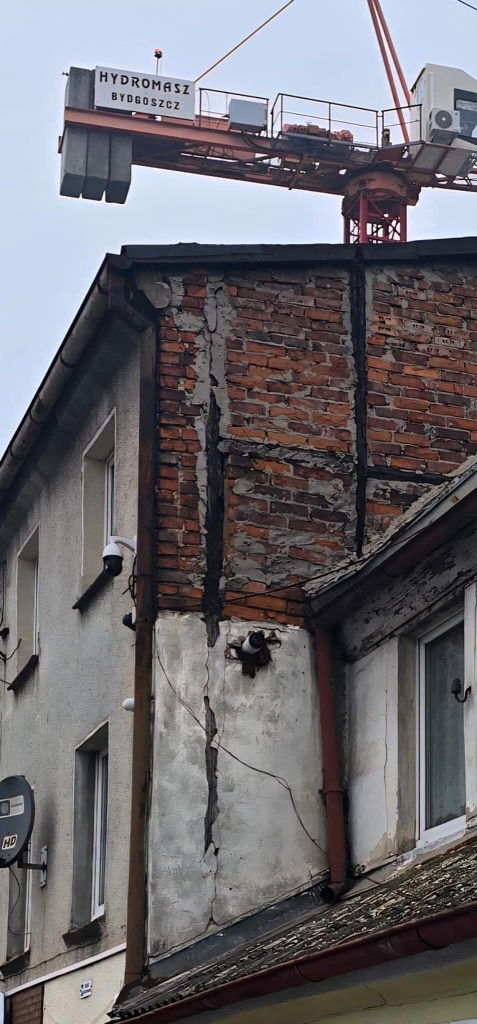 zagrażająca ściana budynku