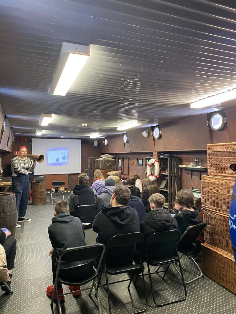 Może być zdjęciem przedstawiającym nauka, telewizor, klarnet i głośnik