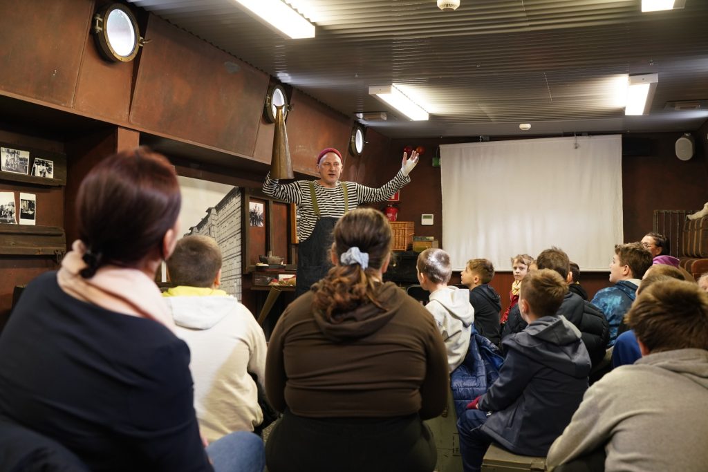 Może być zdjęciem przedstawiającym nauka, tłum i tekst