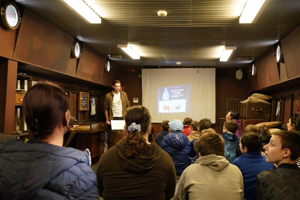 Może być zdjęciem przedstawiającym nauka, tłum i tekst