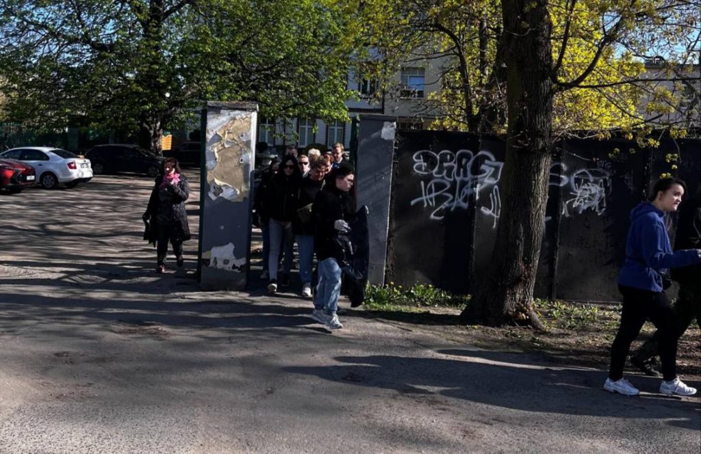 Może być zdjęciem przedstawiającym co najmniej jedna osoba i ulica