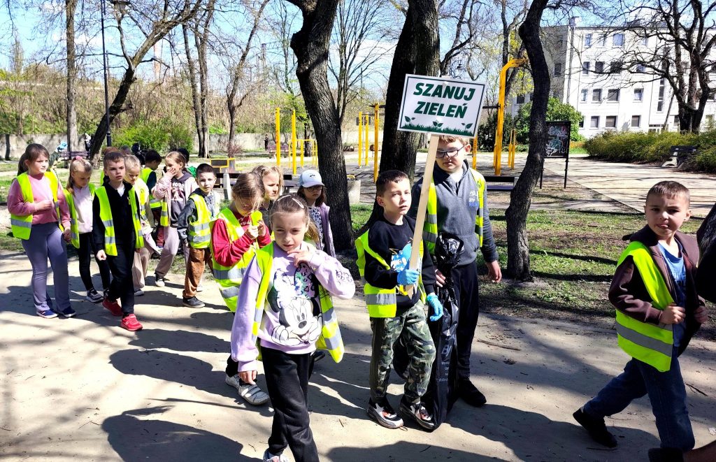 Może być zdjęciem przedstawiającym trawa, drzewo i tekst „SZANUJ ZIELEŃ plOA”