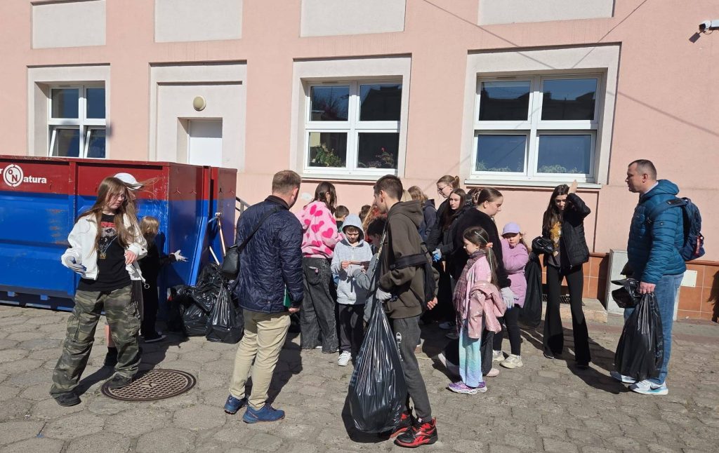 Może być zdjęciem przedstawiającym co najmniej jedna osoba i tekst „atura 一袋”